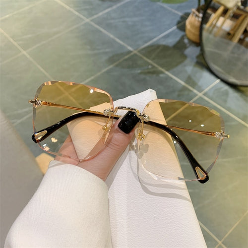 Load image into Gallery viewer, Vintage Clip Frameless UV Sunglasses
