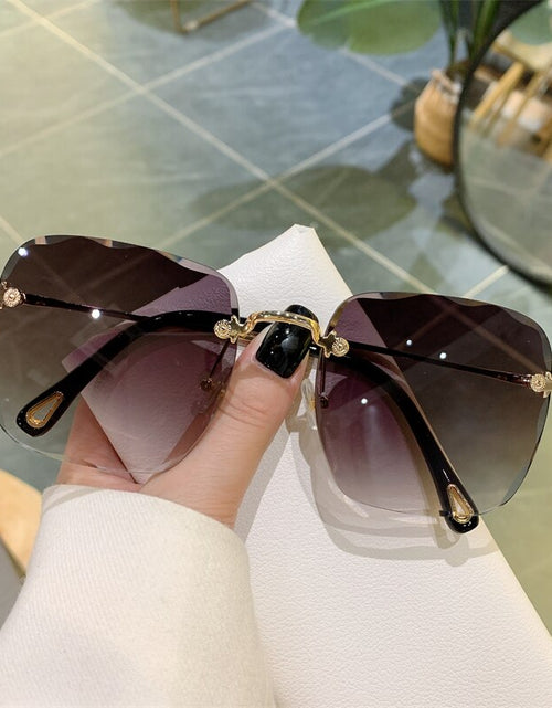 Load image into Gallery viewer, Vintage Clip Frameless UV Sunglasses
