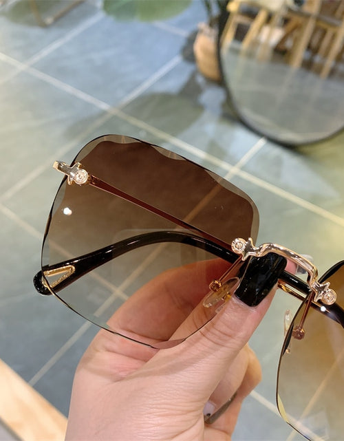 Load image into Gallery viewer, Vintage Clip Frameless UV Sunglasses
